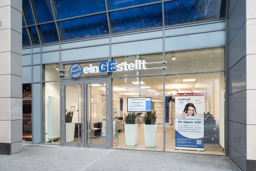 Gebäudeansicht Eingang Job Point "einGEstellt"