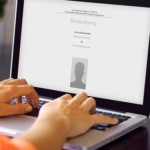 Laptop mit Teil einer Bewerbung Laptop mit Teil einer Bewerbung