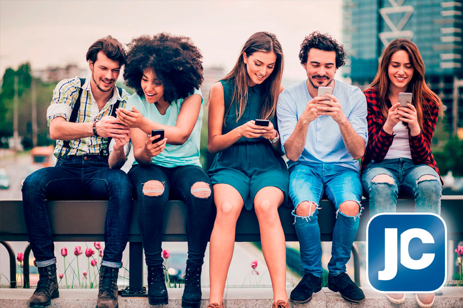 Gruppe die Smartphone nutzt mit JC App Gruppe die Smartphone nutzt mit JC App