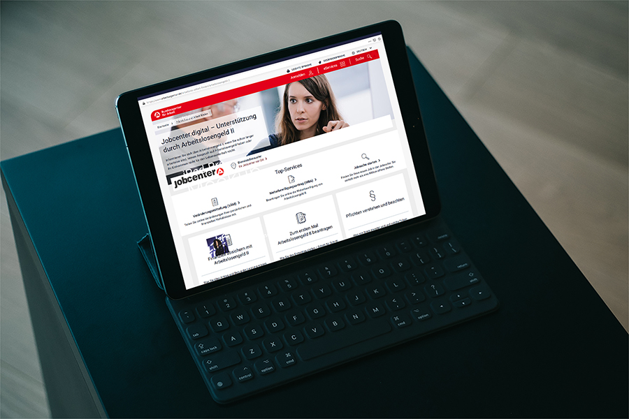 Bild: Tablet auf dessen Display die Website www.jobcenter.digital zu sehen ist Bild: Tablet auf dessen Display die Website www.jobcenter.digital zu sehen ist