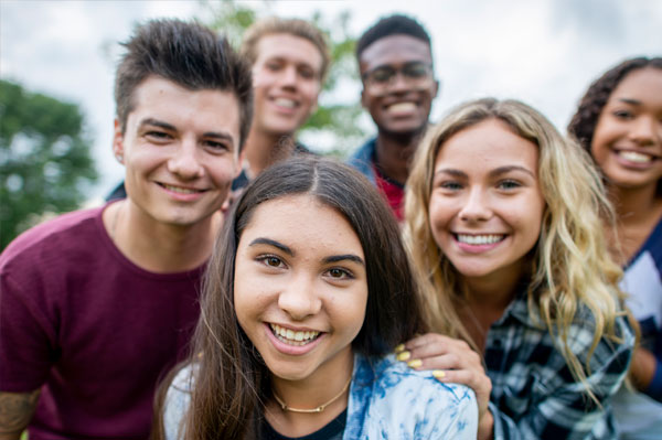 Gruppenbild von jungen glücklichen Menschen Gruppenbild von jungen glücklichen Menschen