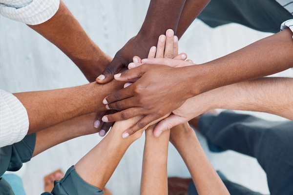 Symbolfoto zum Thema Integration - Hände verschiedener Personen